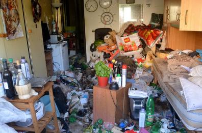 Bari, sepolto in casa, dai suoi stessi rifiuti: vicini esasperati. Al via la bonifica