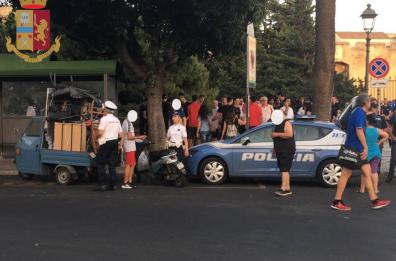 Poliziotti fermano 17enne senza casco, 37enne li aggredisce: denunciato