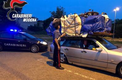 Da Bari fermato a Modena: portava la camera da letto sull'auto, come un film di Fantozzi