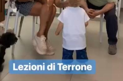 Fedez, lezione di barese a Leone: «Ce n'ge na ma sci...», ma è un disastro