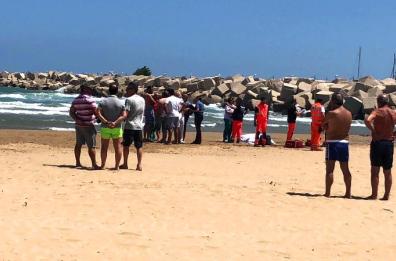 Vieste, si tuffa in mare per soccorrere la nipotina: donna di 57 anni muore annegata