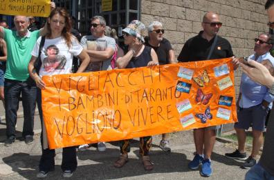 Ex Ilva, cittadini in protesta contro Di Maio a Taranto 