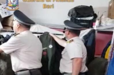 Molfetta, GdF scopre negozio abusivo di abiti griffati, da Moncler a Gucci