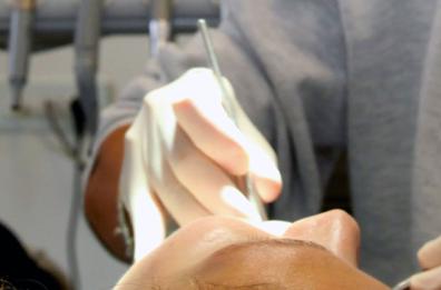 Lecce, rubava i denti d'oro al nonno e li sostituiva con la mollica: denunciato
