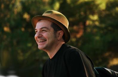 «Vita da acrobati»: in anteprima il video del nuovo singolo del tranese Antonio Bucci