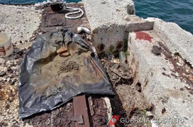 Taranto, Guardia Costiera sequestra mezzo kg di tritolo: serviva per la pesca di frodo