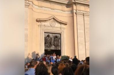 Foggia, muore infilzato nel cancello della Sapienza: in centinaia ai funerali