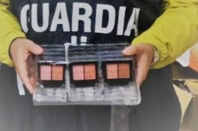 Bari, Gdf sequestra 4 milioni cosmetici fuorilegge contenenti fluoruri