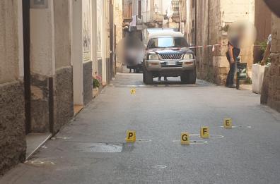 Taranto, duello a pistolettate tra vicini nella città vecchia: due feriti (arrestati)