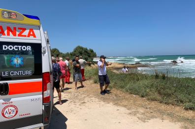 Mare agitato in Puglia, a Brindisi muore turista tedesco: 3 salvataggi nel Barese
