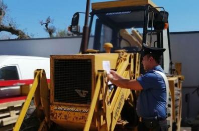 Ruba pala meccanica al collega e gli chiede 6mila euro per restituirgliela: denunciato agricoltore