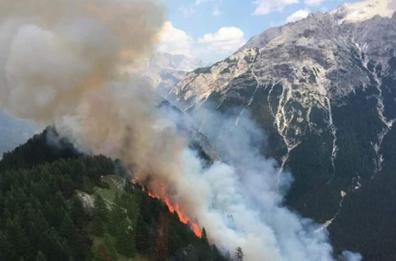Cortina d'Ampezzo, incendio su montagne