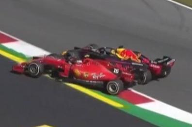 Max Verstappen beffa Charles Leclerc