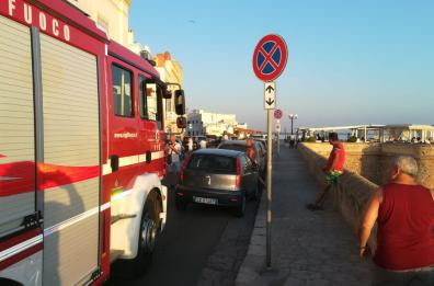 Gallipoli, camion Vigili del Fuoco bloccato da auto in divieto di sosta