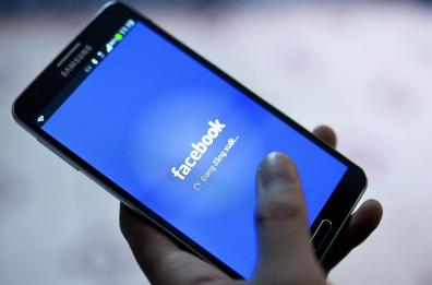 Latiano, parroco insultato mentre recita Rosario in diretta Facebook: 13 denunce