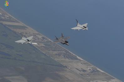 Gli F-35 italiani e americani in volo nei cieli di Amendola