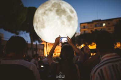 Bari, la luna conquista il Politecnico: in migliaia al Museum of the Moon