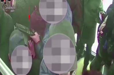 Bari, sfruttavano la folla sui bus per derubare i turisti: 3 arresti