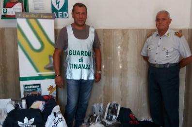Altamura, abiti e accessori contraffatti in vendita al mercato: scatta il sequestro