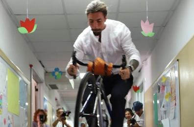 Brumotti va dai bimbi di Padre Pio: il tour per portare sorrisi in ospedale