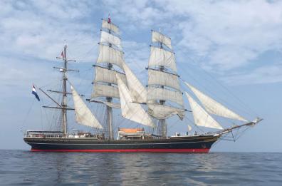 Sbarca a Bari a vele spiegate l’«olandese navigante»