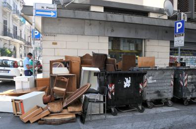 Bari, discarica a cielo aperto: divani, letti matrimoniali e sedie in via Napoli