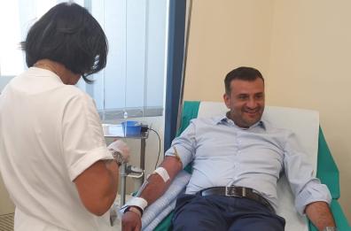 Sos sangue a Bari, Decaro fra i donatori: «Così si salvano vite»