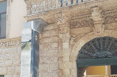 Barletta, si sbriciola balcone palazzo Della Marra: un totem per «puntellarlo»