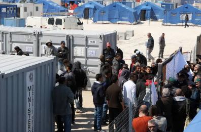 Taranto, sbarcati 83 migranti pakistani, tra loro 12 minori. Recuperato veliero abbandonato a largo