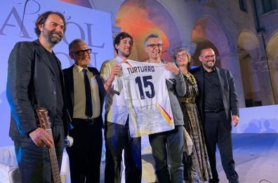 Consegnato a John Turturro Premio Apollonio a Lecce: «Penso a un film in Puglia»