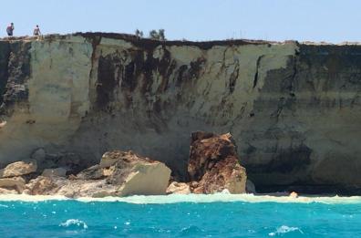 Torre dell'Orso, crolla la falesia: paura in spiaggia