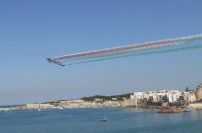 Frecce Tricolori: l'air-show incanta i cieli di Otranto