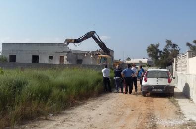 Torre Chianca, demolita villetta abusiva a 100 metri dal mare