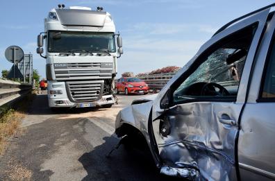 Auto contro tir sulla SS16 a Palese: un ferito grave, traffico paralizzato