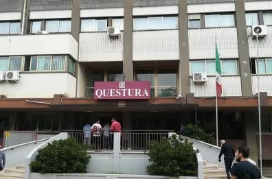Non gli danno il permesso di soggiorno, minaccia poliziotti con pietre: arrestato somalo