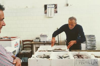 Salice: il mercato chiude, ma il Comune trasforma l'attività di Enzo in pescheria di comunità