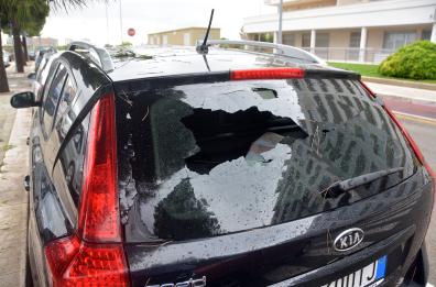 Bari, chicchi di grandine come pietre: in frantumi i vetri di molte auto