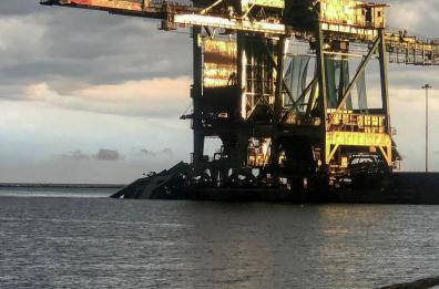 Taranto, la gru Mittal abbattuta dal maltempo si inabissa in mare