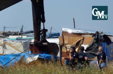 Migranti: giù baracche di Borgo Mezzanone, pietre contro agenti