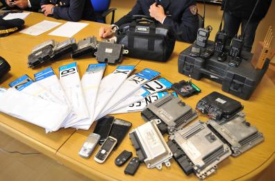 Bari, rubavano auto per smontarle e rivendere pezzi: 6 arresti