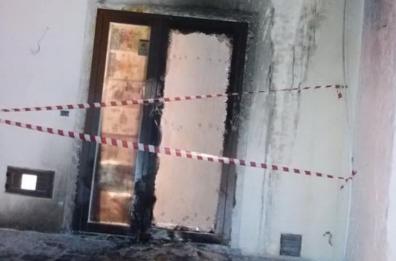 Carovigno, a fuoco la porta di una braceria in costruzione