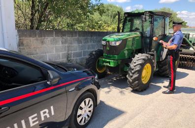 Francavilla Fontana, col trattore rubato non si ferma all’alt