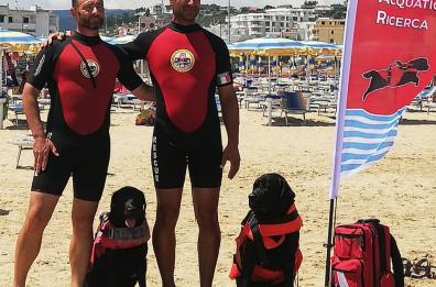 Vieste, i cani bagnino Maya e Axel salvano due ragazzi dalla furia del mare