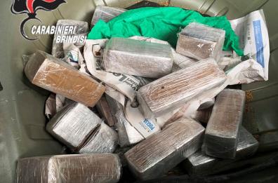 Brindisi, a folle velocità sulla statale con 15kg di droga nel portabagagli: arrestato