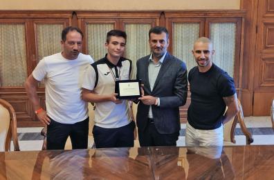 Decaro consegna targa al karateka barese Romanini, argento nazionale