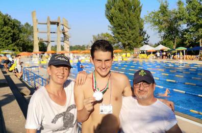 Nuoto, 21enne autistico tarantino è medaglia d’oro nello stile libero