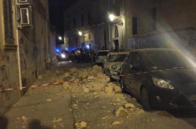 Lecce, crolla facciata di un palazzo del centro: paura tra i residenti