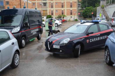 Matera, vendevano cocaina ed eroina ai tossici della città, compresi minorenni: 2 arresti