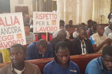 Bari, braccianti occupano simbolicamente Basilica S.Nicola