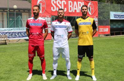 Bari, presentate in ritiro le tre nuove maglie della squadra. Ingaggiato Cascione